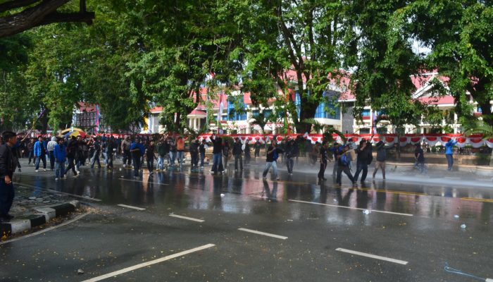 Aksi Ribuan Mahasiswa Kawal Putusan MK di Depan Gedung DPRD Sulteng Berakhir Ricuh