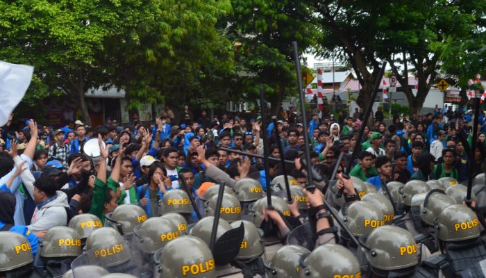 Aksi Kawal Putusan MK di Palu Berakhir Ricuh, Seorang Mahasiswa Mengalami Luka Berat dan Kritis