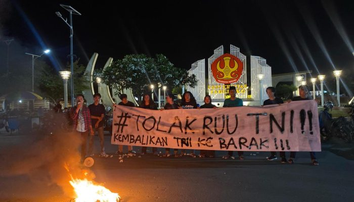 Bemut dan MM Untad  Gelar Aksi Tolak Revisi UU TNI